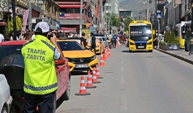 Van çarşı merkezindeki trafik yoğunluğuna tepki
