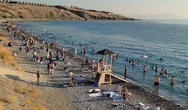 Van Gölü sahilleri hafta sonu ziyaretçi akınına uğradı