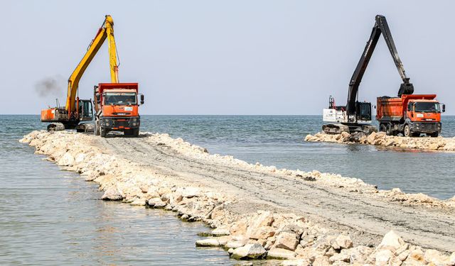 Van Gölü’nde 2 milyon 165 bin metreküp dip çamuru ve balçık çıkarıldı