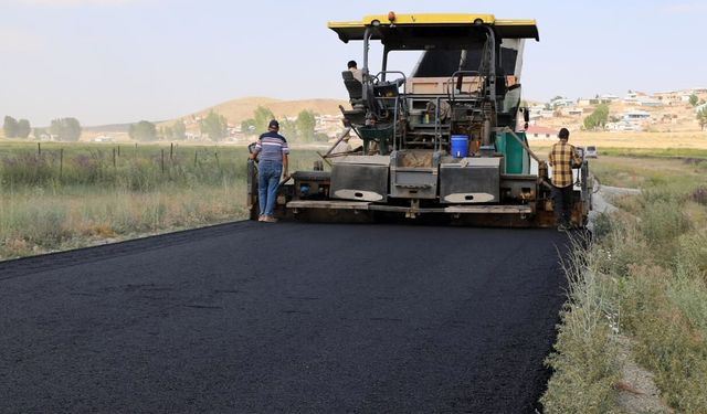 Van’da 6 kilometrelik yolda asfalt çalışmaları sürüyor
