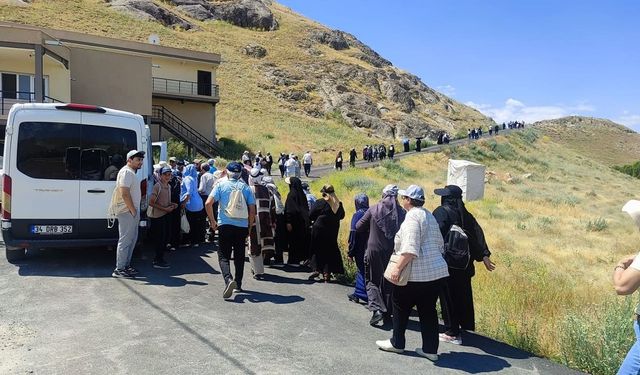 Van’da 65 yaş üstü vatandaşlar Hoşap ve Çavuştepe’yi gezdi