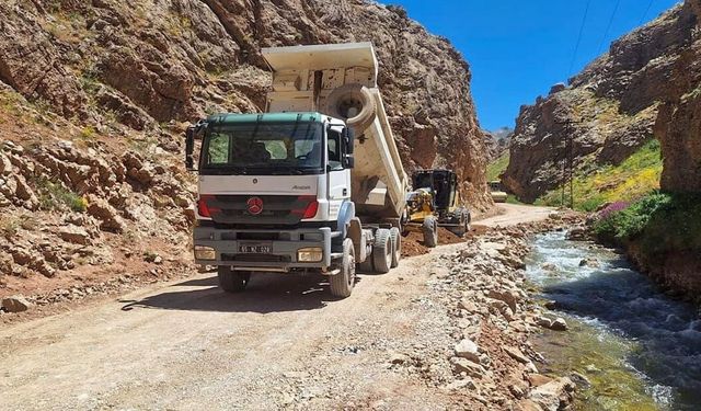 Van’da kırsalda yol ve altyapı çalışmaları sürüyor