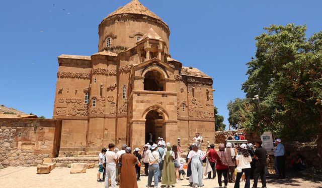 Van’da koruyucu aileleri Akdamar Adası’nı gezdi