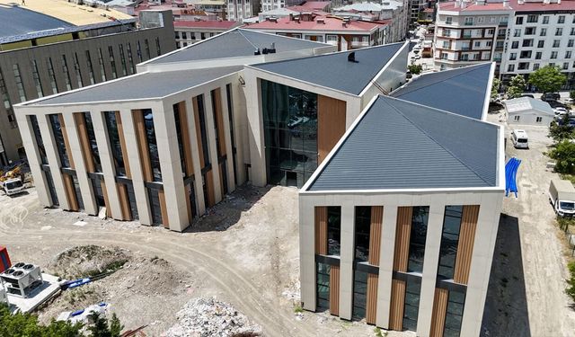 Van’da kültür merkezi ve gençlik kütüphanesinde sona yaklaşıldı