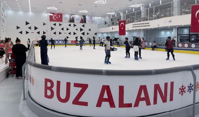 Van’da serinlemek isteyenler buz pistine akın ediyor!