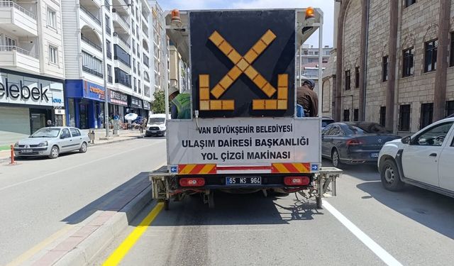 Van'da yol çizgi çalışması