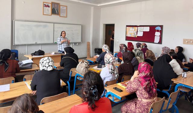 AFAD'dan aile destek merkezi personeli ve kursiyerlerine afet eğitimi