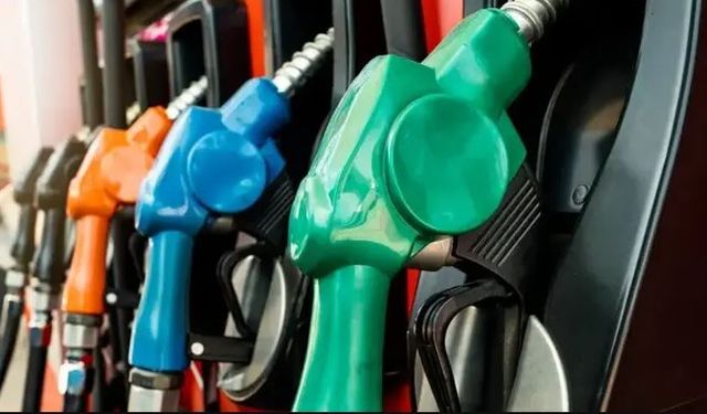 Araç sahipleri aman dikkat: Benzine bu gece büyük bir zam geliyor!