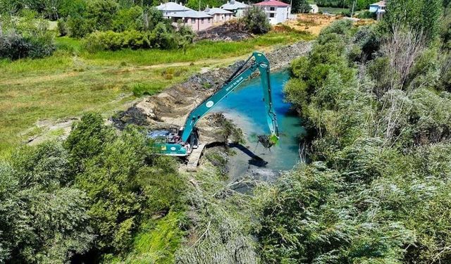 Edremit Dönemeç Mahallesi’nde taşkın koruma çalışması başlatıldı