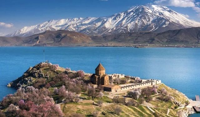 Güngör: Van turizmde bir sezonu daha kaybetti