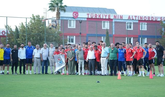 İzmir Ege Bölgesi Vanlılar Derneği’nden Vanspor’a Moral Ziyareti