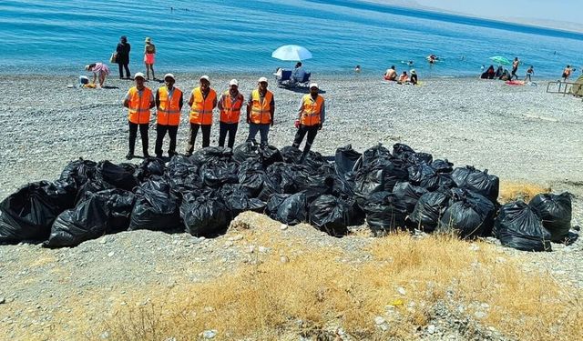 Van Gölü kıyılarında temizlik çalışmaları sürüyor
