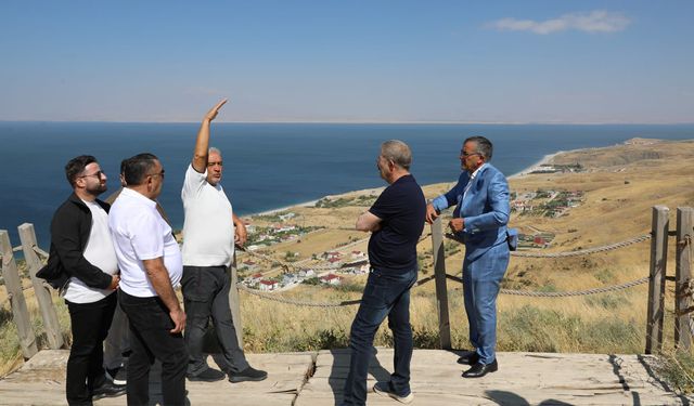 Van TSO ve Van OSB Yönetimi Ayanis Kalesi’ndeki kazı çalışmalarını inceledi