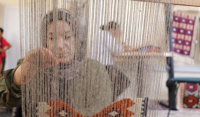 Van’da geleneksel kilim dokumacılığı geleceğe taşınıyor