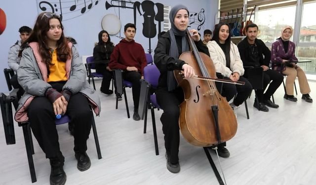 Van’da iki öğrenci Gazi Üniversitesi Müzik Öğretmenliği Bölümü’nü kazandı