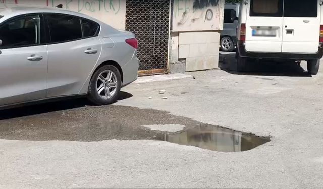 Van'da kanalizasyon alarmı! Pis koku mahalleyi sardı