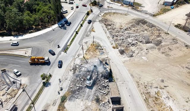 Van’da trafiği rahatlatacak yeni güzergâhta yıkımlar başladı