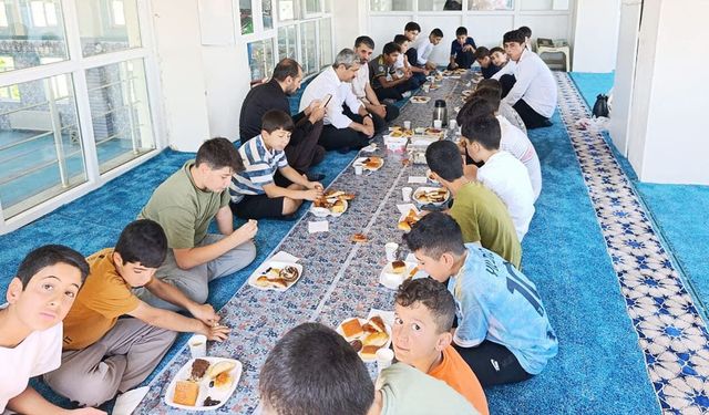 Van'da yaz Kur'an kursu öğrencilerine kahvaltı programı