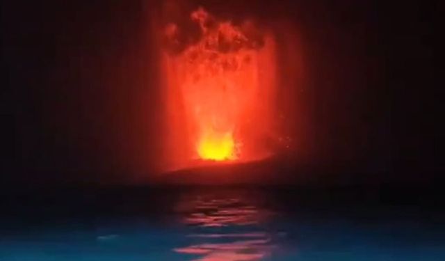 Anak Krakatau Yanardağı'nda peş peşe patlamalar