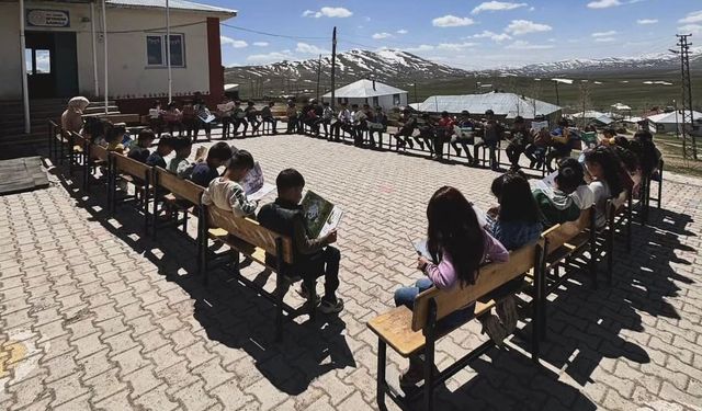 Çaldıran Kitap Okuyor Projesi ile binlerce öğrenci kitapla tanıştı!