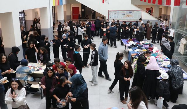 Gazze dayanışması: Öğretmen, öğrenci ve veliler kermeste buluştu
