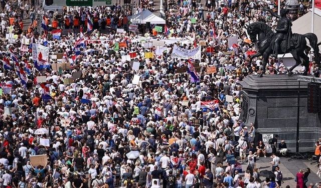 Hırvatistan’da 37 bin tonluk tehlikeli atık isyanı: On binlerce kişi sokağa çıktı