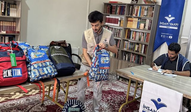 İnsan Vakfı, Van’ın 8 ilçesinde öğrencilere kırtasiye desteğinde bulundu