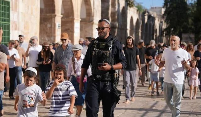 Mescid-i Aksa’ya 165 Yahudi yerleşimciden baskın