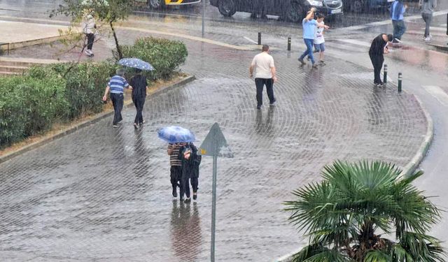 Meteoroloji 14 ili uyardı: Kuvvetli sağanak geliyor