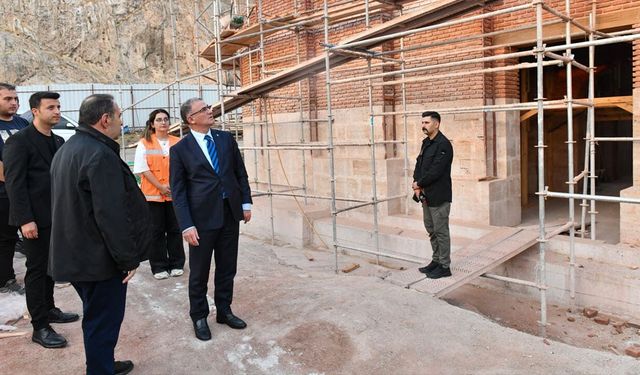 Vali Balcı, 800 yıllık camide çalışmaları inceledi