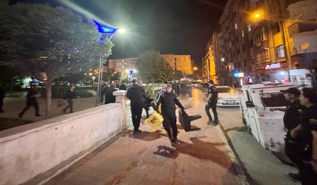 Van’da gece saatlerinde zabıta denetimi: Seyyar satış malzemeleri toplandı