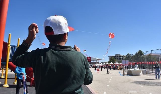 Van’da gökyüzü umudun, barışın ve kardeşliğin renkleriyle donatıldı