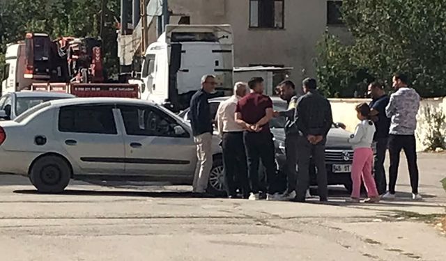 Van’da iki otomobil çarpıştı: Maddi hasar oluştu