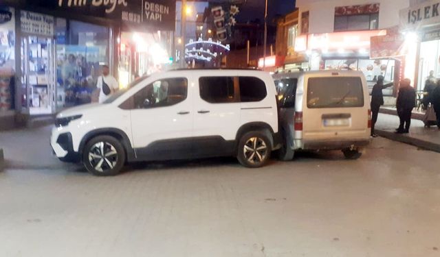 Van’da kaldırımlar araçlara, yollar karmaşaya teslim!