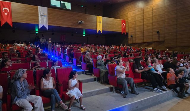 Van’da ‘kayıp renkler ülkesi’ oyunu sahneledi