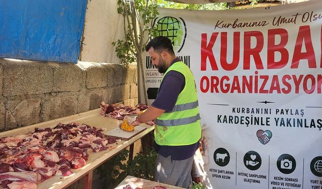 Van'da kesilen adak kurbanları ihtiyaç sahibi ailelere dağıtıldı!