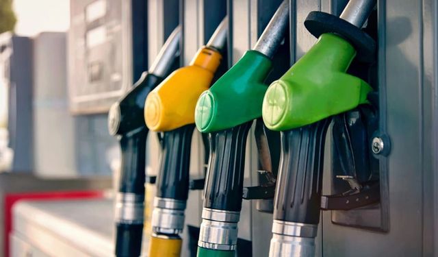 Akaryakıta çifte değişim! Motorine 6,39 TL zam, benzine indirim