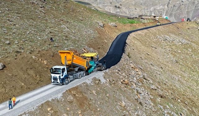 Çatak’ta sıcak asfalt çalışması