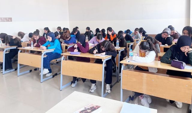 Edremit’te kitap okuma yarışmasına 312 öğrenci katıldı
