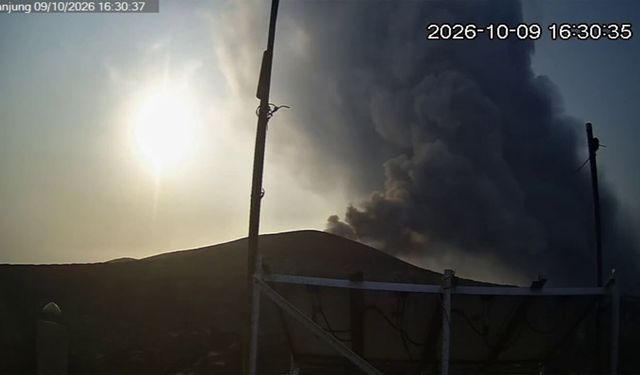 Endonezya’da Anak Krakatau yanardağı hareketlendi