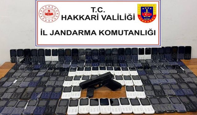 Hakkari’de bir eve baskın! 142 kaçak telefon ele geçirildi