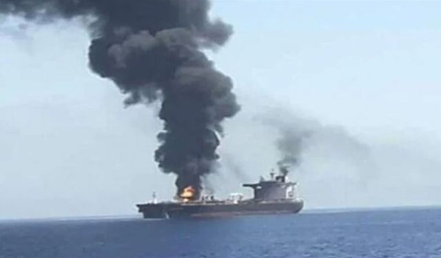 Hürmüz Boğazı’nda iki petrol tankeri mayına çarptı