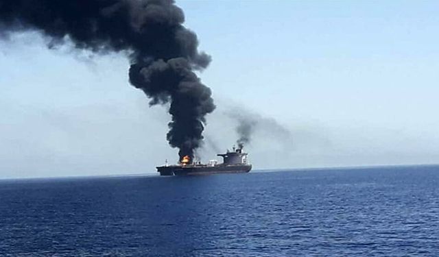 Hürmüz Boğazı’nda mayın paniği: Petrol tankerinde yangın çıktı