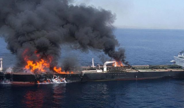 Hürmüz Boğazı’nda Süper Tanker Denize Mayınına Çarptı