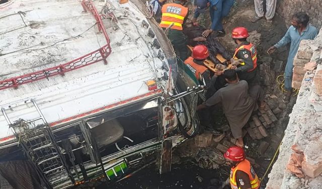 Pakistan’da feci otobüs kazası: 5 kişi hayatını kaybetti