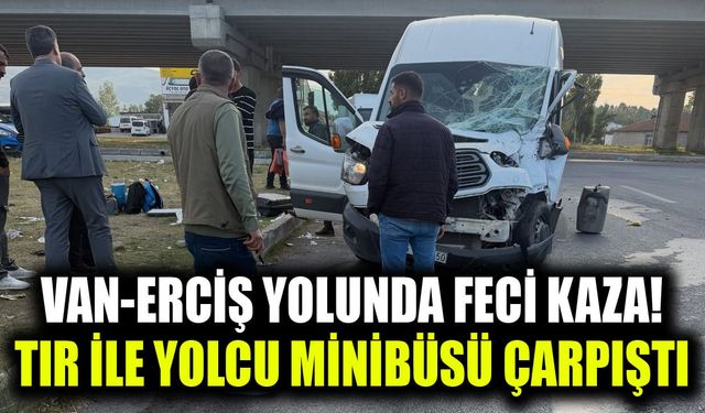 Van-Erciş yolunda feci kaza! TIR ile yolcu minibüsü çarpıştı