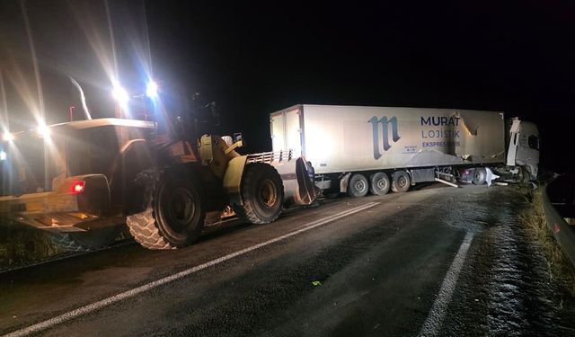 Van Hakkari yolunda kaza yapan tır trafiği durdurdu!
