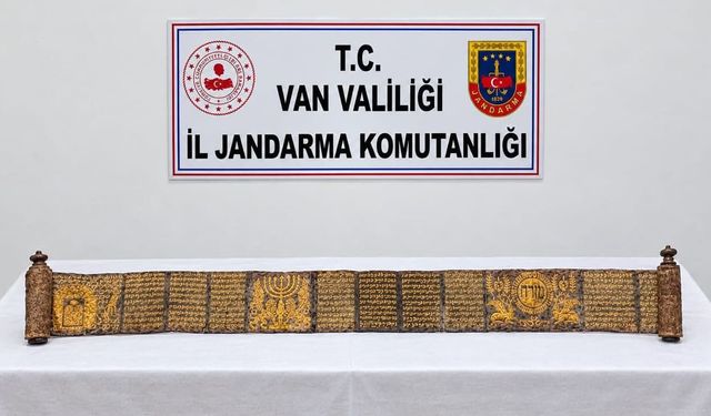 Van’da altın yaldız işlemeli tarihi Tevrat ele geçirildi