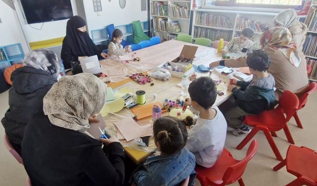 Van’da minik öğrenciler annelerinin sesinden masal dinledi