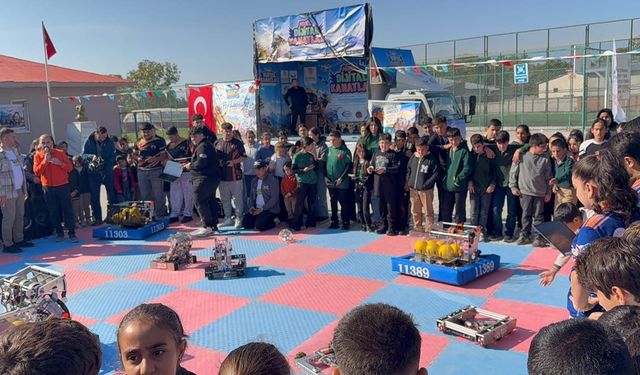 Van’da ‘Mobil Dijital Kanatlar’ projesiyle öğrenciler bilim ve STEM ile buluştu